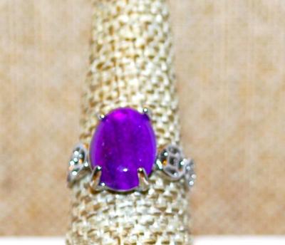 Size 8½ Bright PURPLE Oval CABOCHON GEMSTONE Ring with 2 Side Spheres on a Silver Tone Band (3.6g)