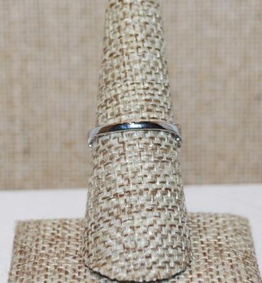 Size 8½ Bright PURPLE Oval CABOCHON GEMSTONE Ring with 2 Side Spheres on a Silver Tone Band (3.6g)