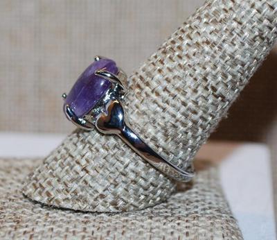 Size 10 PURPLE Oval Opaque Stone CABOCHON GEMSTONE Ring with Heart Side Accents on a Silver Tone Band (3.8g)