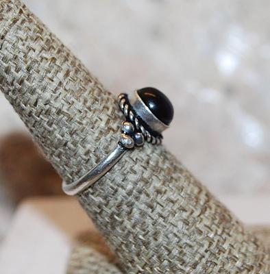 Size 6½ Marked .925 Translucent PURPLE Cabochon Stone Ring with Rope Surround & Triple Knob Accents on a Silver Band (2.3g)