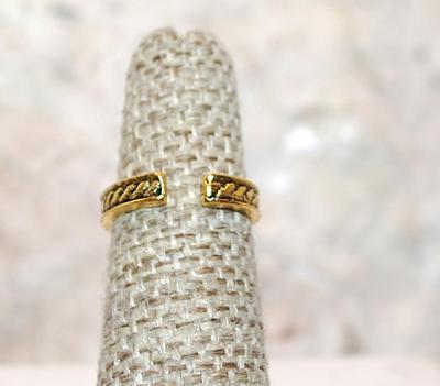 Size 4 TOE RING with Slanted Lines on a Gold Tone OPEN BAND (1.6g)