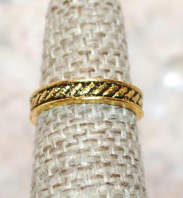 Size 4 TOE RING with Slanted Lines on a Gold Tone OPEN BAND (1.6g)