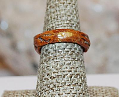 Size 6¾ Vintage Enameled Wood Grain Ring with Single Elevated Clear Stone (2.4g)