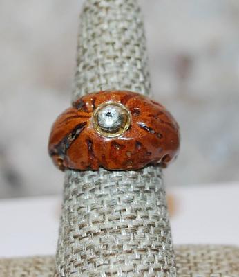 Size 6¾ Vintage Enameled Wood Grain Ring with Single Elevated Clear Stone (2.4g)