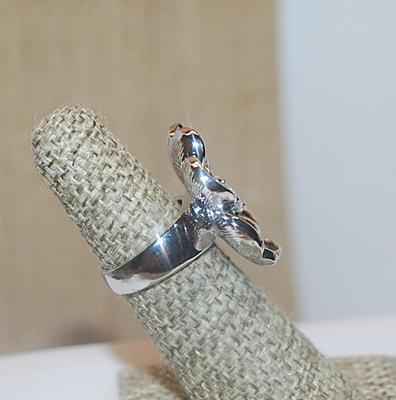 Size 5½ Showy Enameled BLACK FLOWER RING with 3 Pronged Round Beveled Clear Center Stone and Silver Tone Band (11.9g)