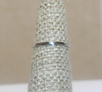 Size 4 Delicate 3 Prong Single Clear Stone RING with an Off-Set "Corner" on 1 Side of the Silver Tone Band (1.1g)
