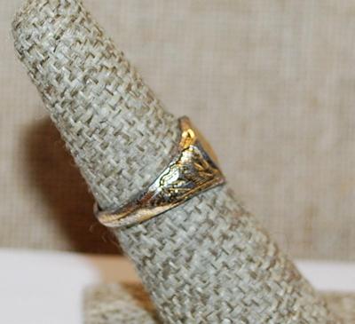 Size 6½ Vintage Style Gold Tone "Shimmer" RING with Shiny Triangles on a Gold Tone Band (3.1g)