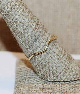 Size 8 Very Delicate Thin Gold Colored "WAVE" Ring (0.6g)