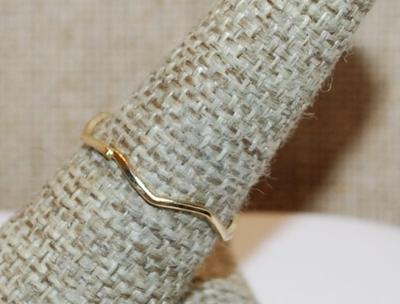 Size 8 Very Delicate Thin Gold Colored "WAVE" Ring (0.6g)