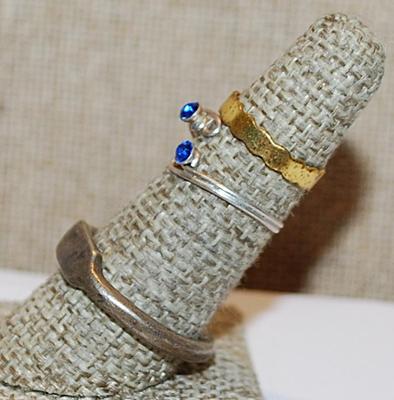 Sizes 4, 6 & 10 Collection of 3 Assorted Blue Stones, Base Metal & Gold Colored RINGS (Total 6.7g)
