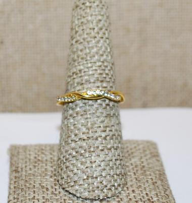 Size 7 Beautiful Infinity Twisted Gold Colored RING with Line of Clear Stones Intertwined (2.9g)