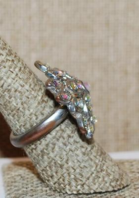 Size 7 Beautiful Vintage Style Large 25 Iridescent Stones FLOWER RING with Solid Blemished Band (10.0g)