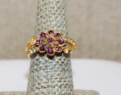 Size 7 Beautiful PURPLE Flowers RING on a Gold Tone and SPLIT BAND (5.9g)