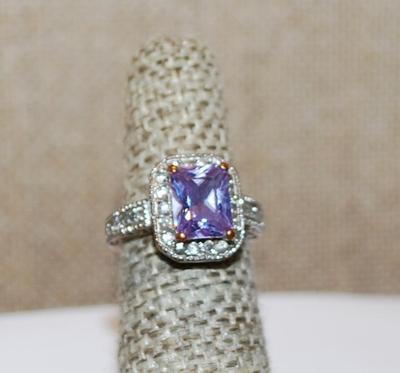 Size 5 VINTAGE Beveled Emerald Cut Purple Stone RING with Clear Stone Surround and Band Accents on a Silver Tone Band (5.0g)