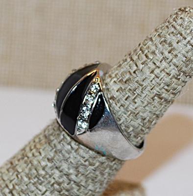 Size 6½ Black Enamel RING with Segments and Slanted Rows of Clear Stones on a Silver Tone Band (9.7g)