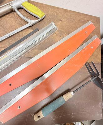 Sale Photo Thumbnail #459: Includes hacksaw with extra blades, wire brush, pruners, folding pruning saw, 2 painter's carpet protectors, and small hand garden cultivator. In good used condition