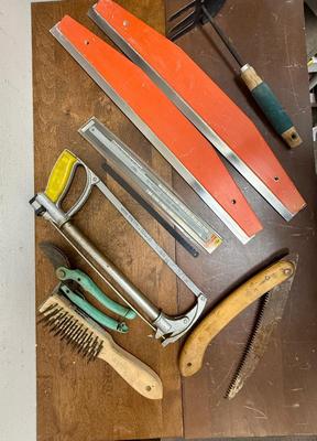 Sale Photo Thumbnail #461: Includes hacksaw with extra blades, wire brush, pruners, folding pruning saw, 2 painter's carpet protectors, and small hand garden cultivator. In good used condition