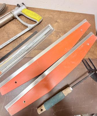 Sale Photo Thumbnail #458: Includes hacksaw with extra blades, wire brush, pruners, folding pruning saw, 2 painter's carpet protectors, and small hand garden cultivator. In good used condition