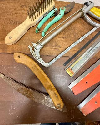 Sale Photo Thumbnail #460: Includes hacksaw with extra blades, wire brush, pruners, folding pruning saw, 2 painter's carpet protectors, and small hand garden cultivator. In good used condition