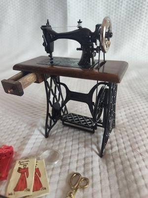 DOLLHOUSE SEWING MACHINE AND ACCESSORIES