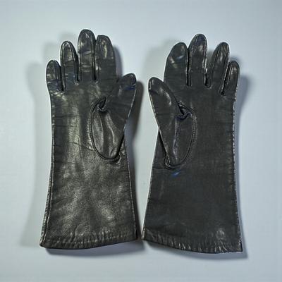 Black Pair of Womens Gloves Size 7, Tag Removed