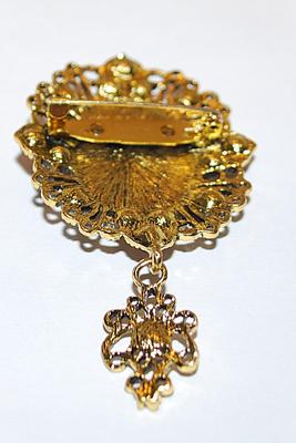 Beautiful Vintage-Style WHITE CAMEO BROOCH (2½" x 1½") with Red & Clear Round Stones on a Gold Tone Oval Filagree Setting...