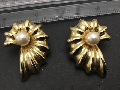 Vintage Scalloped Ribbed Gold Tone Chunky Statement Earrings. Excellent
