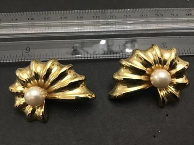Vintage Scalloped Ribbed Gold Tone Chunky Statement Earrings. Excellent