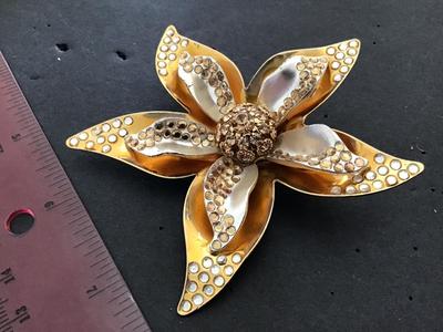 NR Avon Vintage Brooch. All Stones Complete