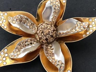 NR Avon Vintage Brooch. All Stones Complete