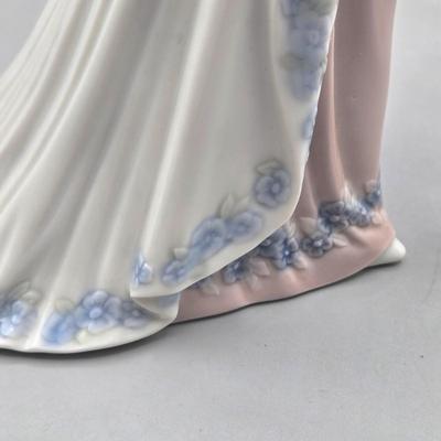 LOT 31L: Lladro Viennese Lady Porcelain Figurine