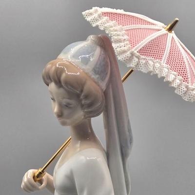 LOT 31L: Lladro Viennese Lady Porcelain Figurine