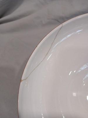 Sale Photo Thumbnail #541: Repaired break in lid. 8" wide x 4" high.