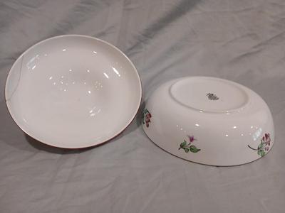 Sale Photo Thumbnail #540: Repaired break in lid. 8" wide x 4" high.