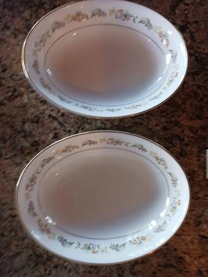 Sale Photo Thumbnail #583: 8 Dinner Plates, 8 Salad Plates, 8 Bread Plates, 7 Saucers, 8 Cups, 2 Oval Serving Dishes