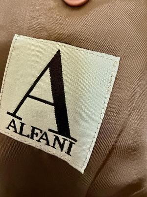 Sale Photo Thumbnail #602: Medium brown color, 100% wool, made in Korea for Macy's/Bullock's Men's Store. 3-button traditional style. Good condition.