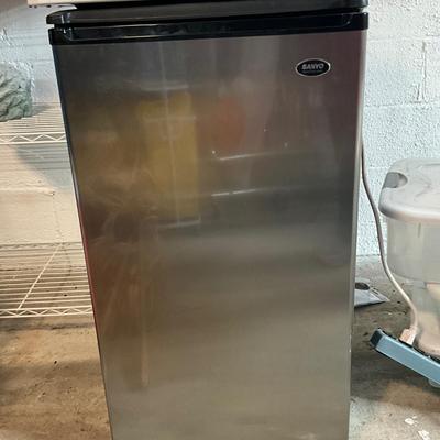 565 Sanyo Small Refrigerator