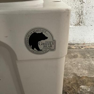 572 Large White Igloo Sportsman Cooler