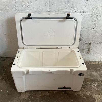 572 Large White Igloo Sportsman Cooler