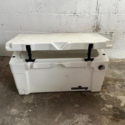 572 Large White Igloo Sportsman Cooler