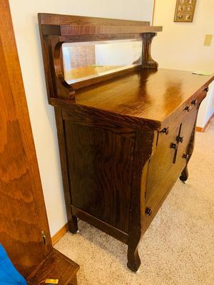 ANTIQUE TIGER OAK MIRRORED BACK SIDEBOARD BUFFET ON CASTERS