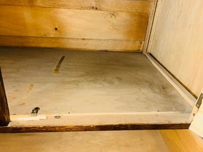 ANTIQUE TIGER OAK MIRRORED BACK SIDEBOARD BUFFET ON CASTERS