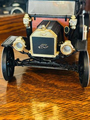 UNIVERSAL HOBBIES 1:18 SCALE 1908-1910 FORD MODEL T