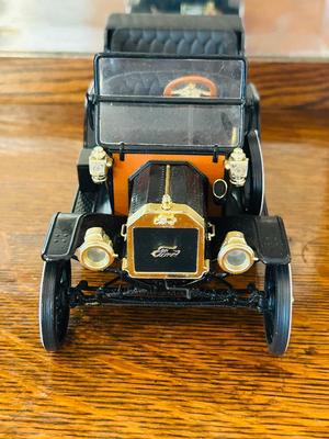 UNIVERSAL HOBBIES 1:18 SCALE 1908-1910 FORD MODEL T
