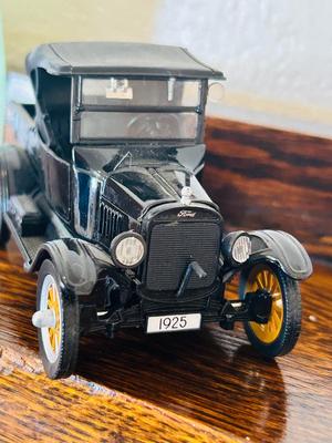 GOLDEN WHEEL DIECAST YELLOW PEPSI COLA SODA DELIVERY TRUCK & NATIONAL MOTOR MUESUM 1925 FORD