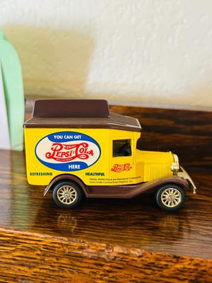 GOLDEN WHEEL DIECAST YELLOW PEPSI COLA SODA DELIVERY TRUCK & NATIONAL MOTOR MUESUM 1925 FORD