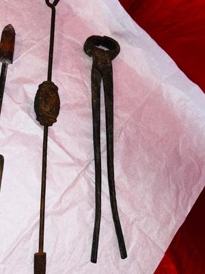 ANTIQUE BEAM HANGING BARN SCALE FOR COTTON OR TOBACCO WITH WEIGHTS