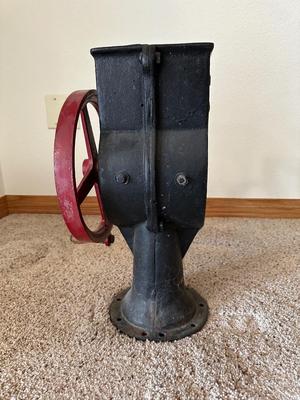 VINTAGE CAST IRON “LITTLE GIANT” ICE BREAKER - MODEL 23