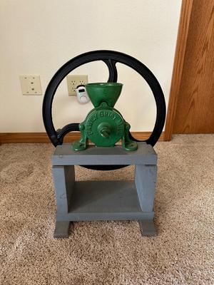 VINTAGE CAST IRON EXPORT/FAMILY GRIST MILL HAND CRANKED COFFEE/GRAIN GRINDER