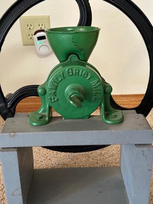 VINTAGE CAST IRON EXPORT/FAMILY GRIST MILL HAND CRANKED COFFEE/GRAIN GRINDER